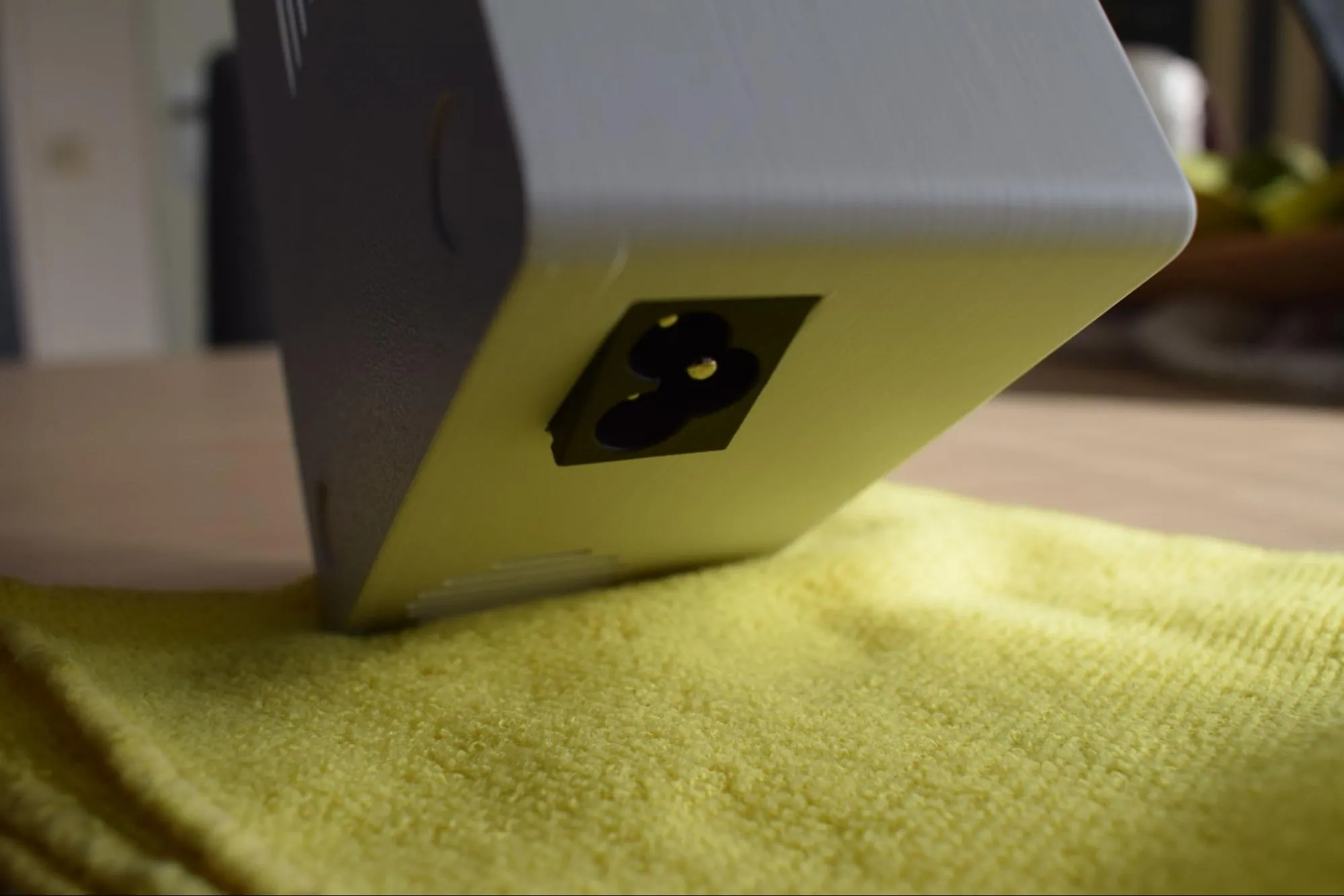 Housing upright on cloth