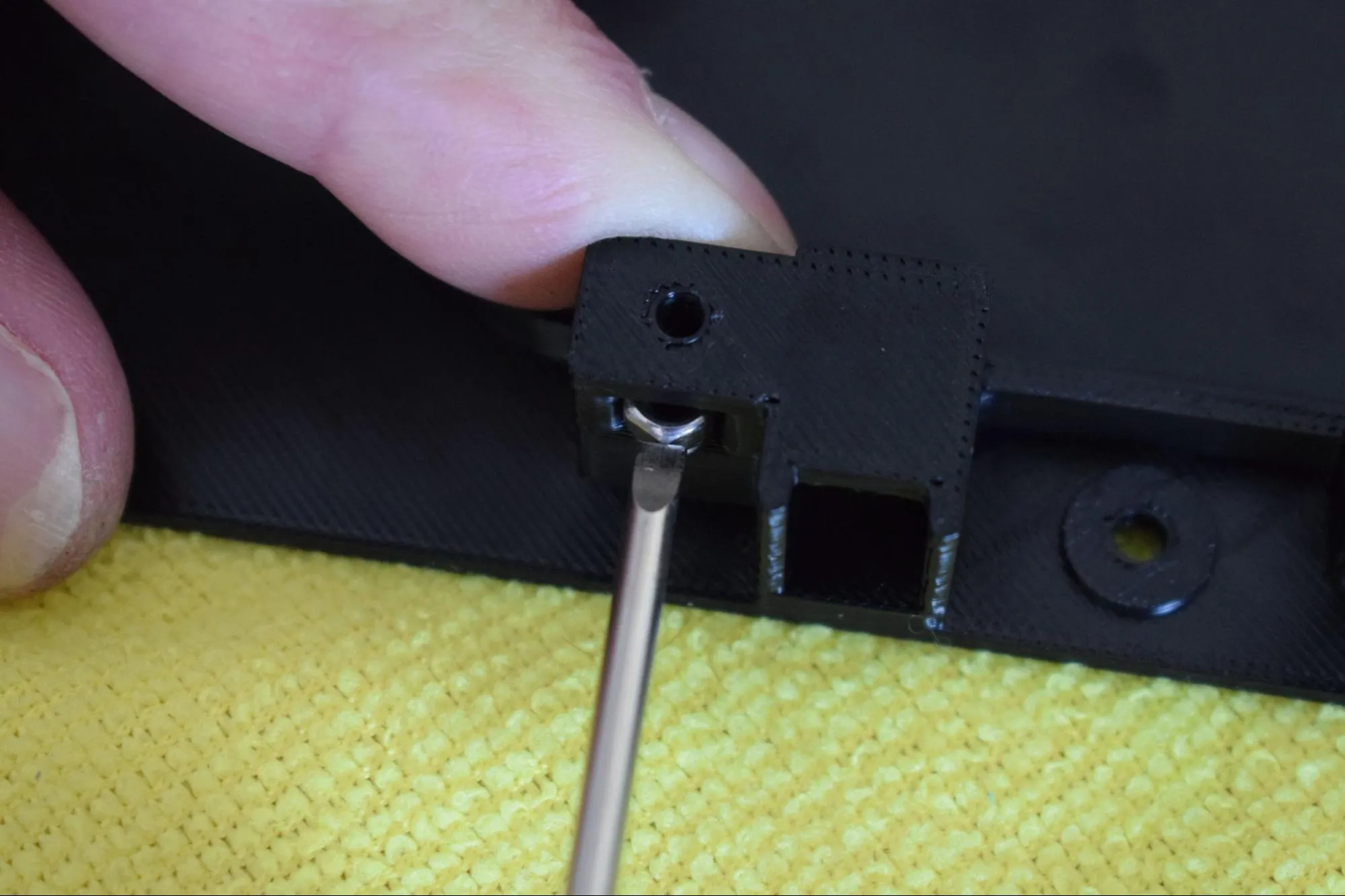 Push nut with screwdriver