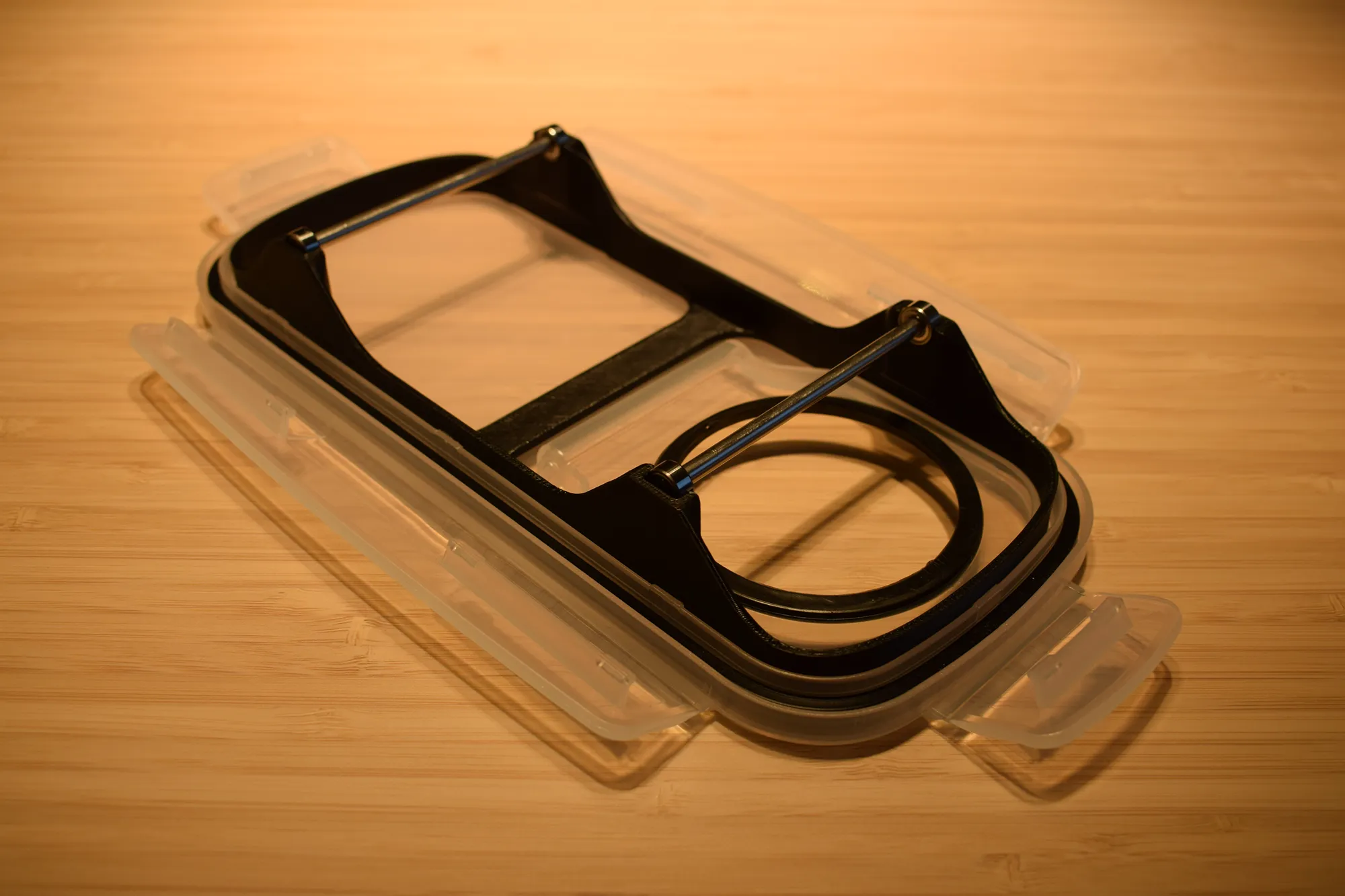 Spool holder in lid